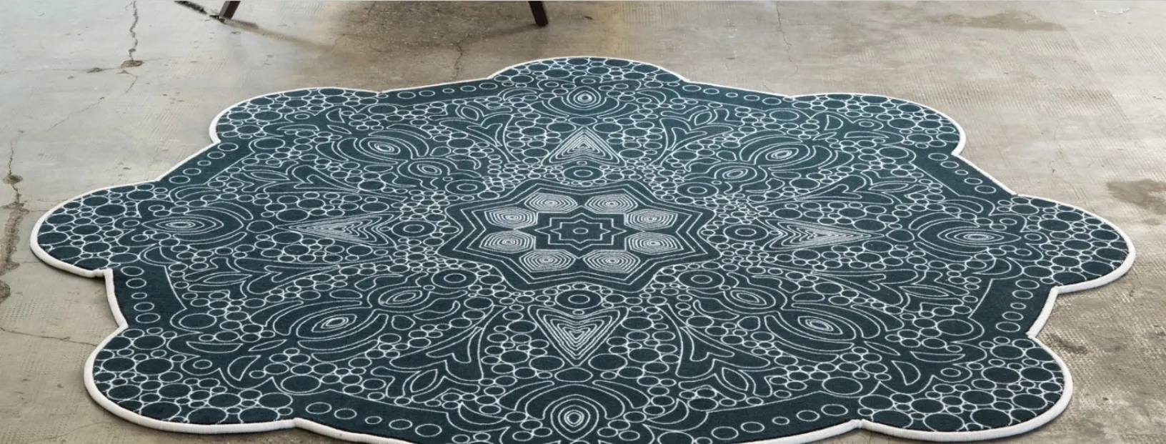 Tappeto dalla forma inconsueta Mirage in tessuto di Besana Moquette