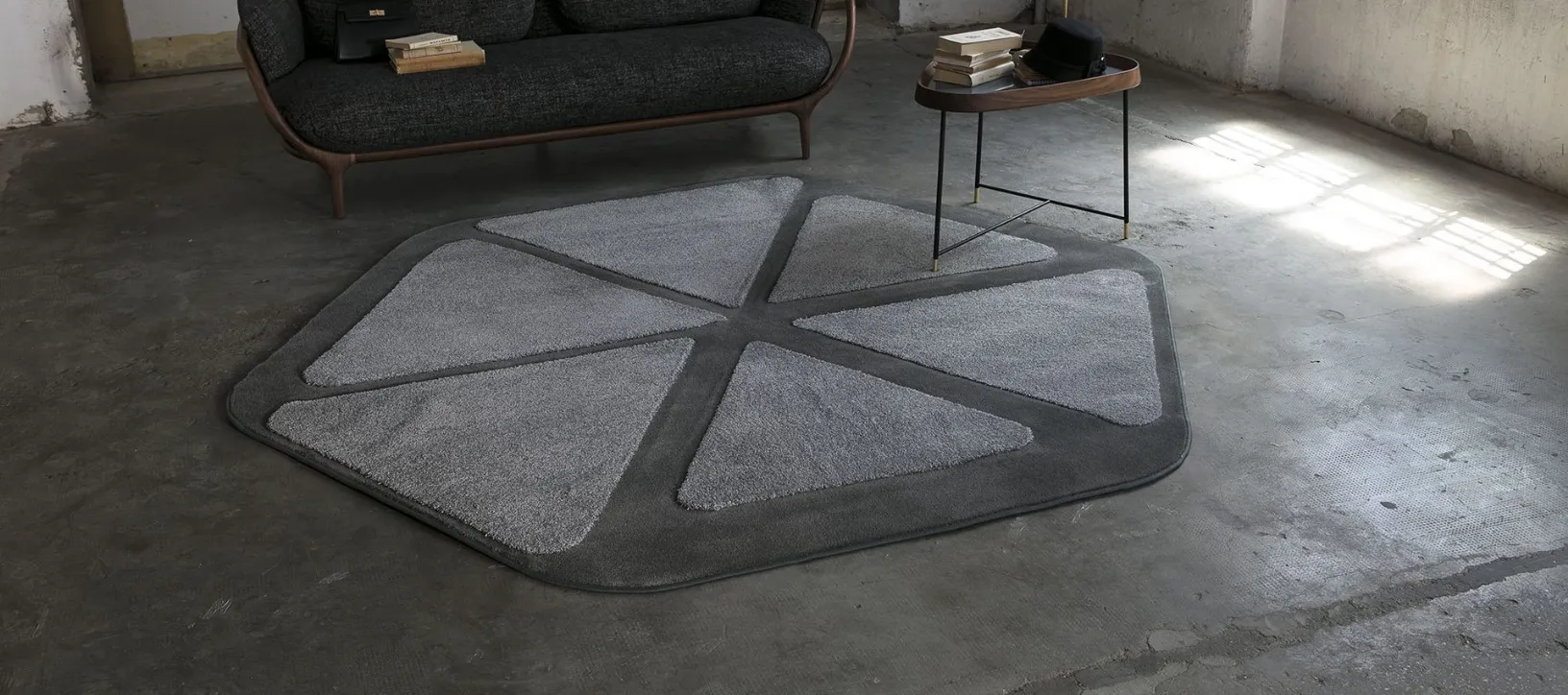 Tappeto dalla forma esagonale con grafica a forme triangolari Blume di Besana Moquette