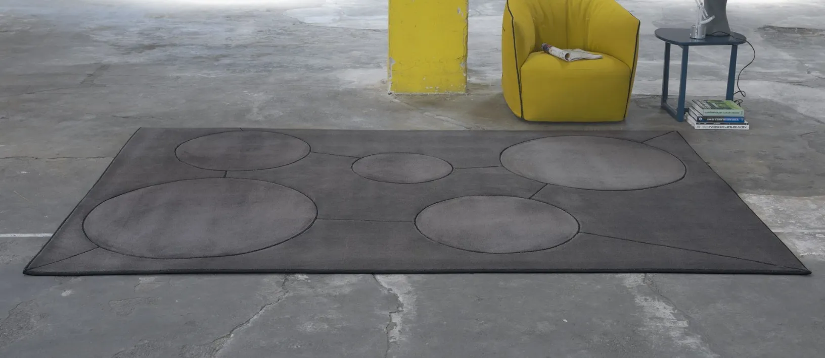 Tappeto nei toni del grigio con figure geometriche circolari Cluster di Besana Moquette