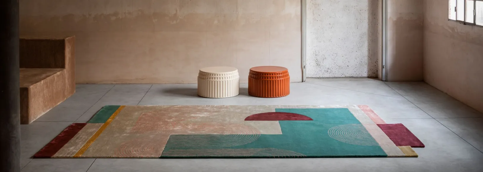 Tappeto dai grafismi anni '70 High curves di Besana Moquette