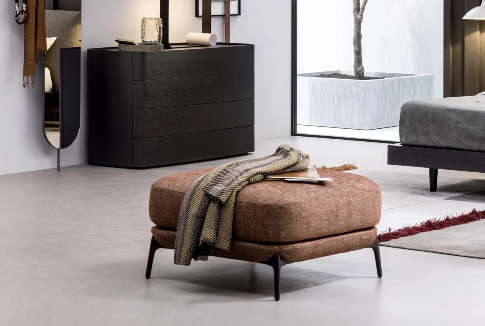 Pouf Velvet in tessuto e piedi in metallo di Novamobili