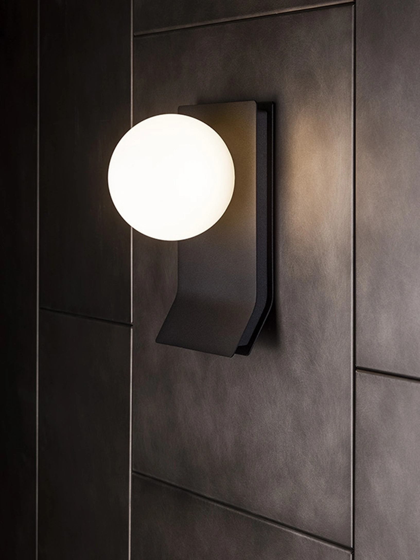 Lampada LED ricaricabile da parete Brand in metallo di Ronda Design