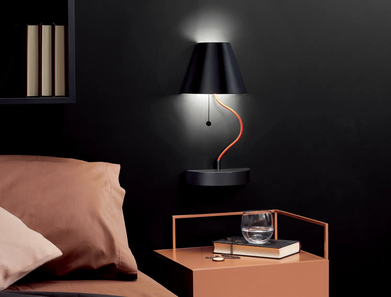 Lampada magnetica da parete liberamente posizionabile Lapilla in metallo di Ronda Design