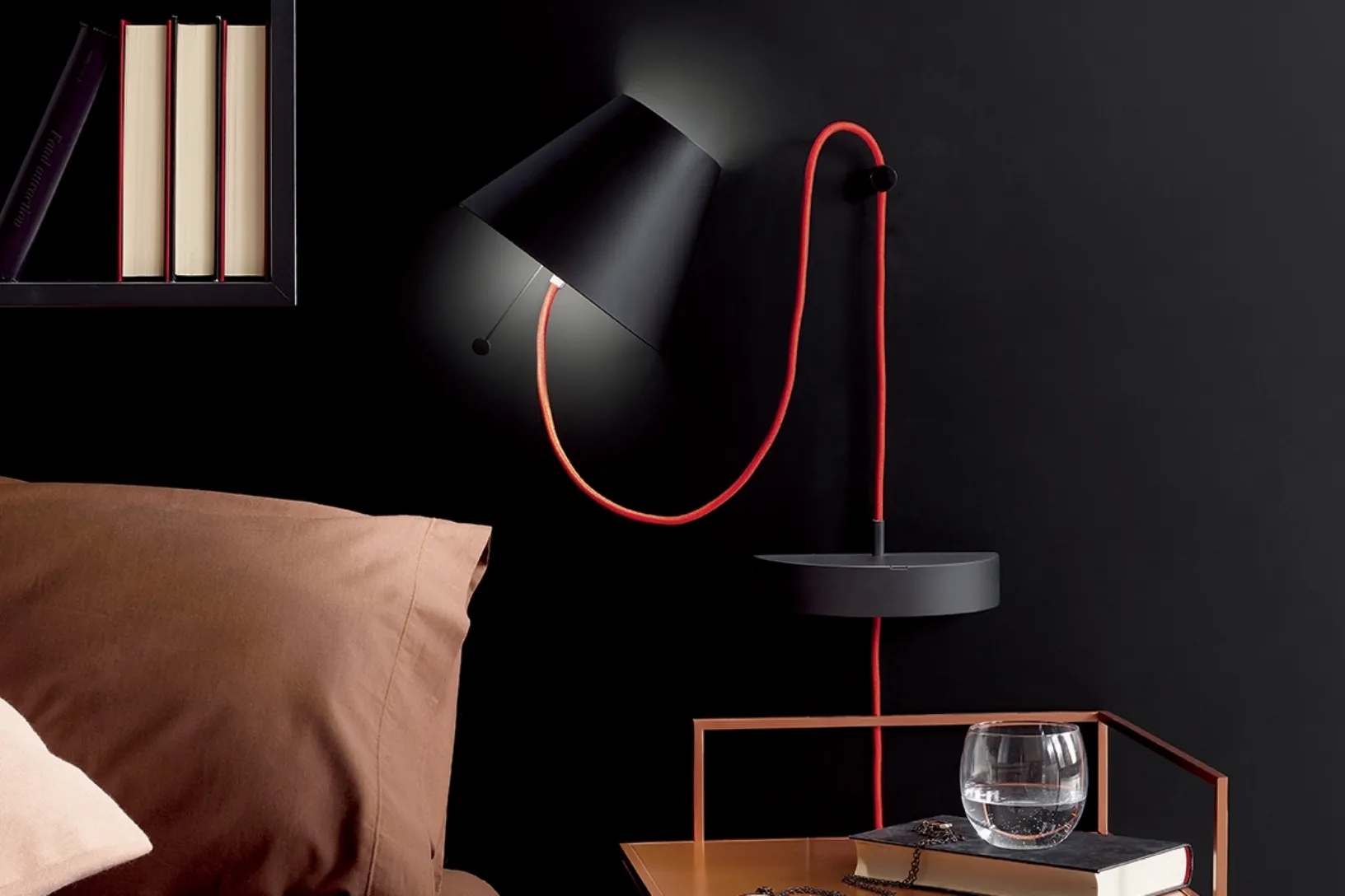 Lampada magnetica da parete Lapilla in metallo con cavo in tessuto rosso di Ronda Design