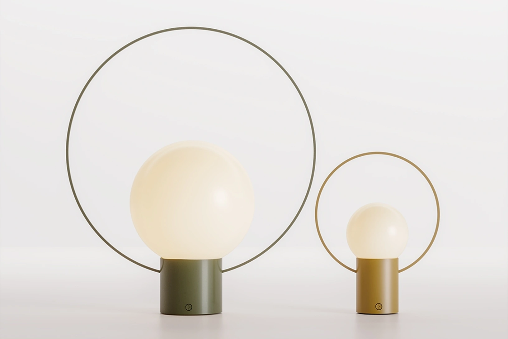 Lampada LED ricaricabile da tavolo Saturn con struttura in metallo e globo in metacrilato di Ronda Design