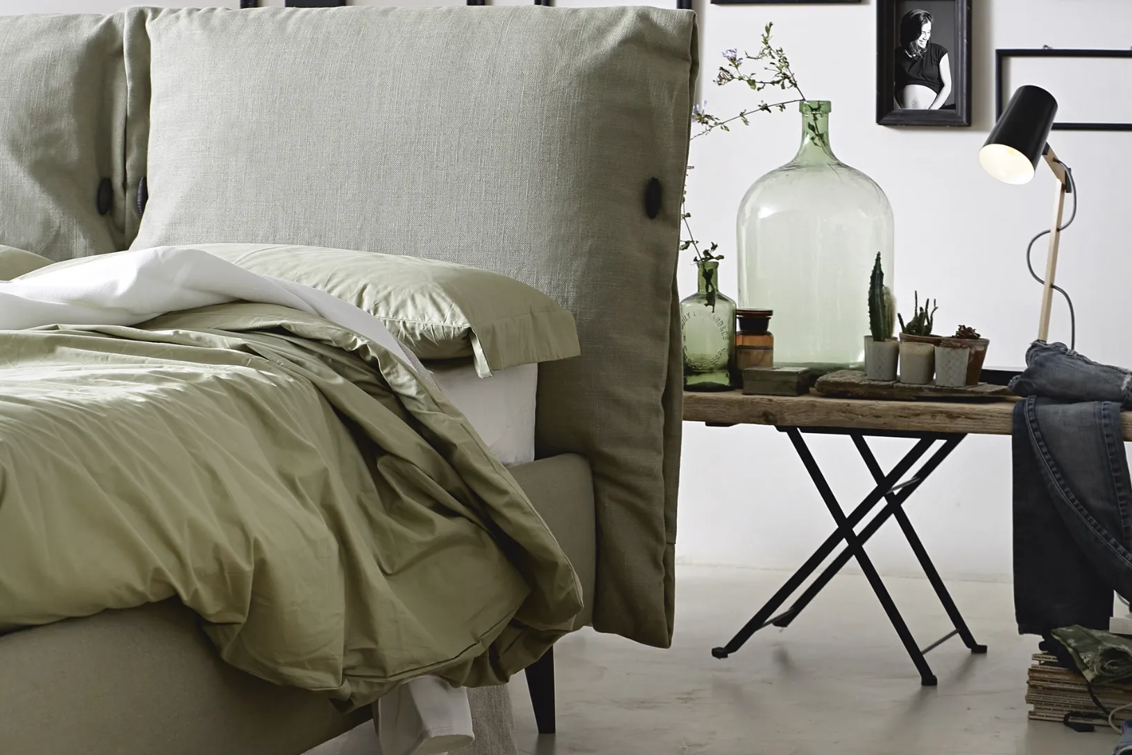 Letto moderno in tessuto Eden Advance con alamari di Noctis