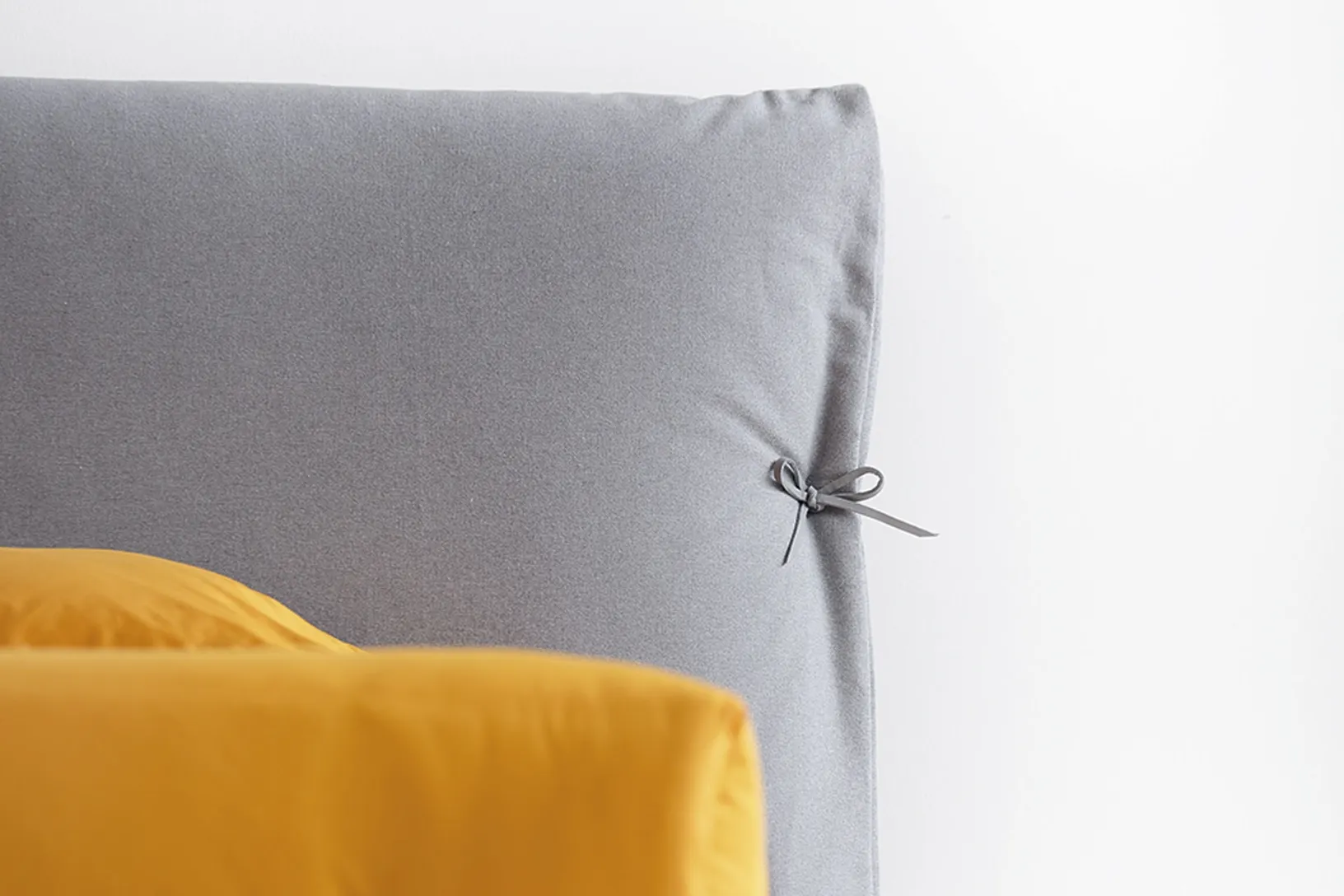 Letto imbottito Eden Advance con fiocchi sulla testiera in tessuto di Noctis