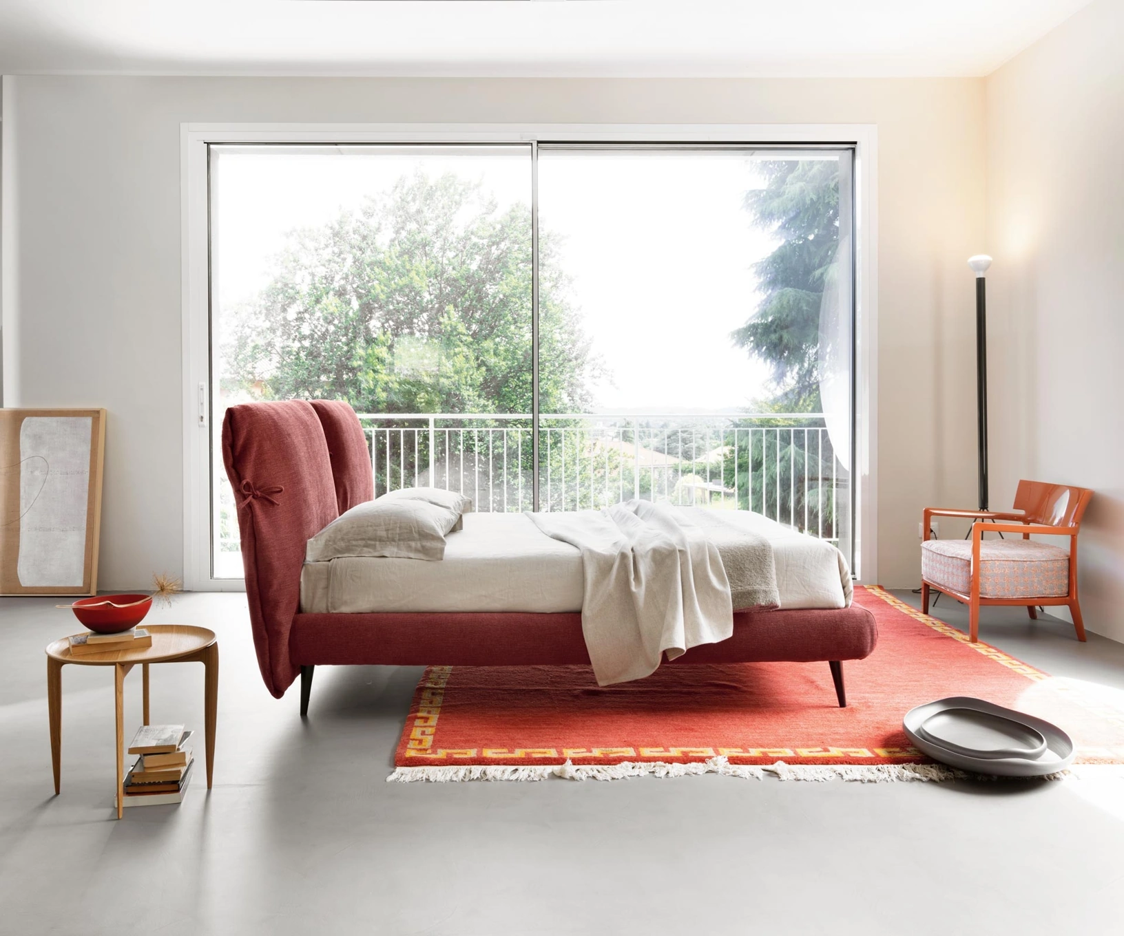 Letto imbottito Eden Advance con fiocchi sulla testiera in tessuto di Noctis