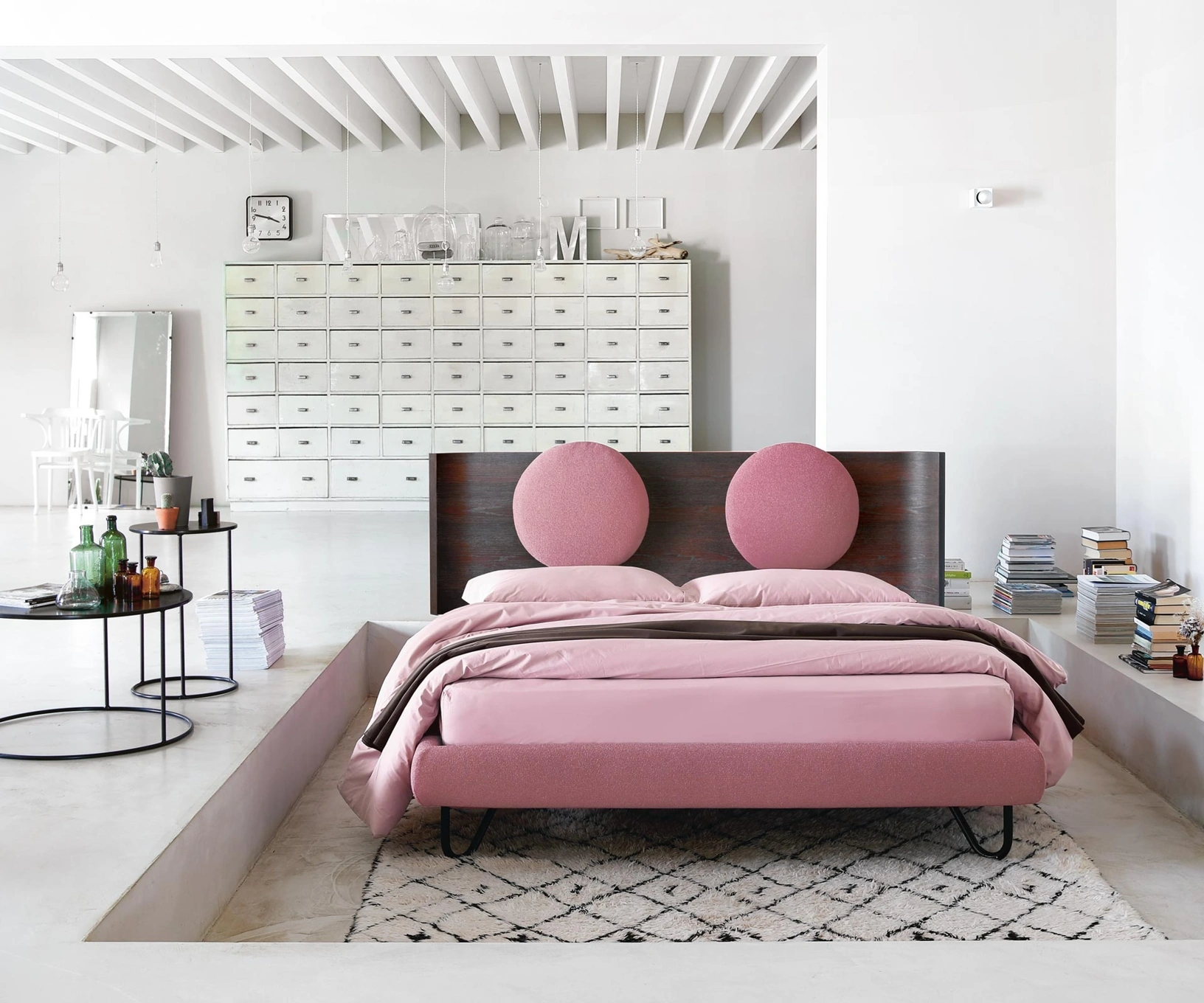 Letto Hugh One con testiera in Noce di Noctis