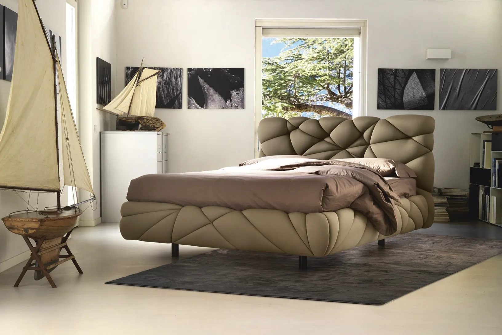 Letto di design imbottito e soffice come una nuvola Marvin di Noctis