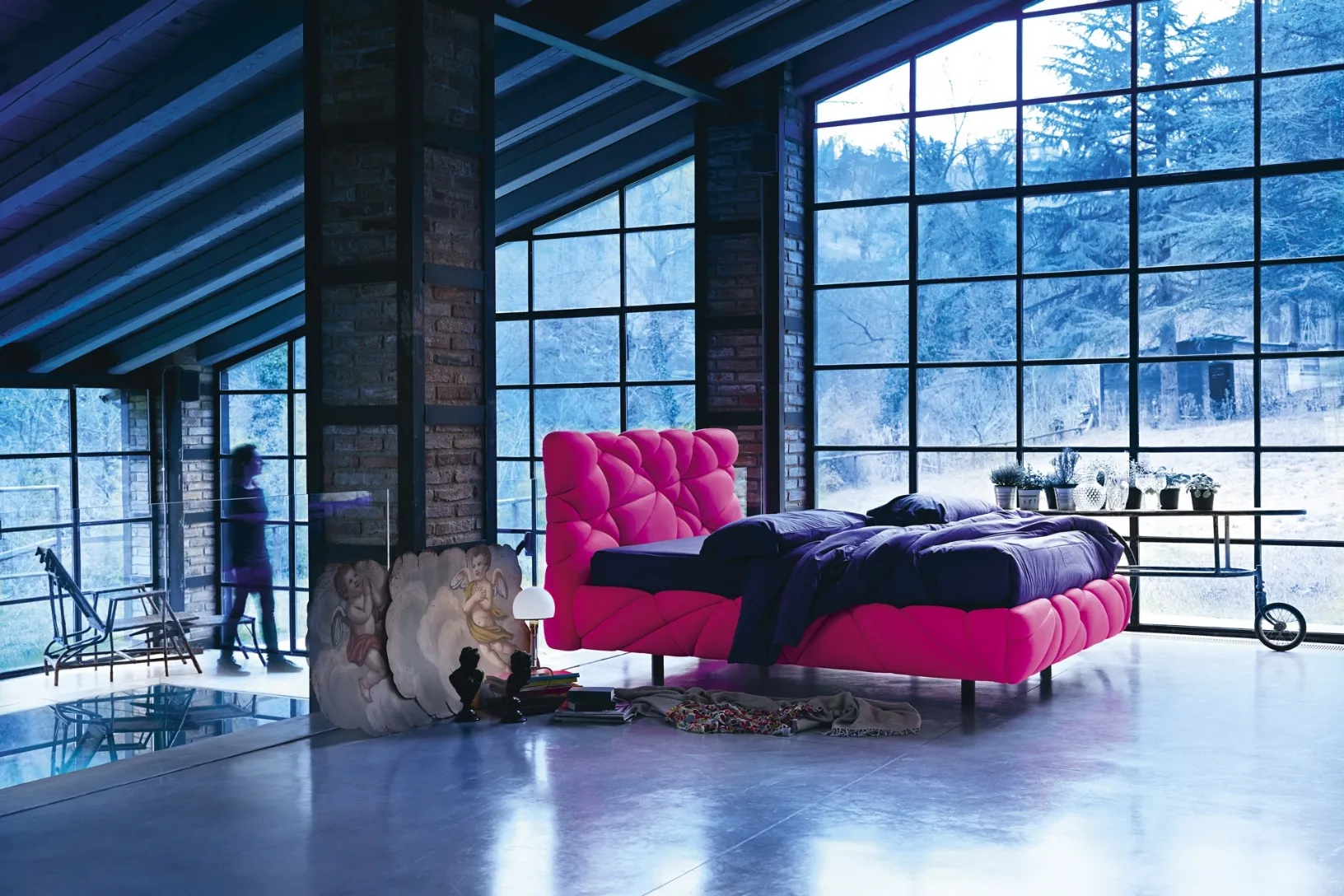 Letto di design imbottito e soffice come una nuvola rivestito con tessuto in Lycra Marvin di Noctis