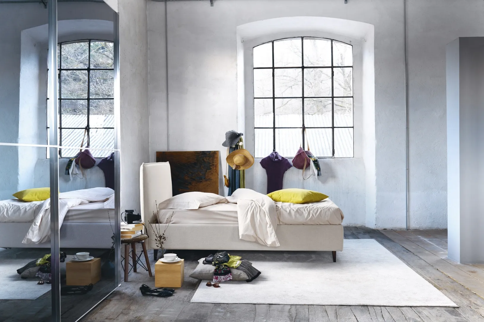Letto dal design minimale in tessuto con testiera Bob di Noctis