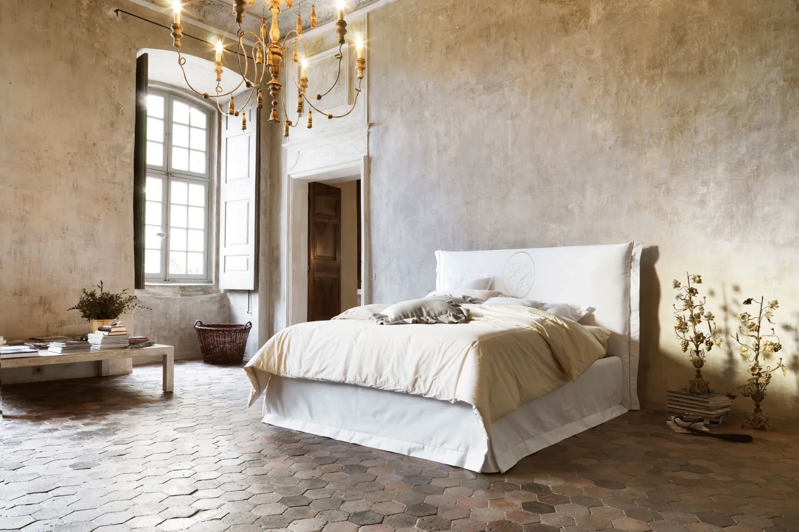 Letto Chloè Romantic in tessuto imbottito di Noctis