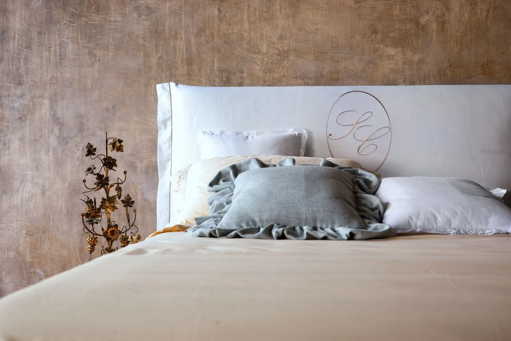 Letto Chloè Romantic in tessuto imbottito di Noctis