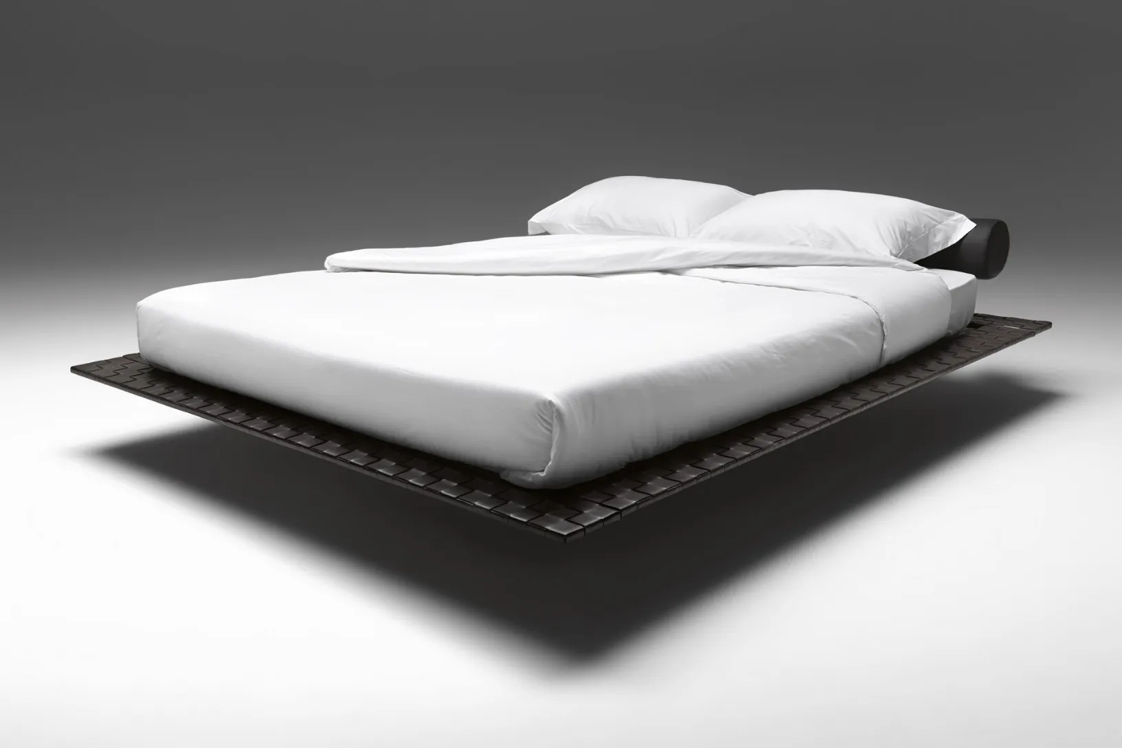 Letto matrimoniale lineare e leggero, realizzato in cuoio, Flamingo Net di Noctis