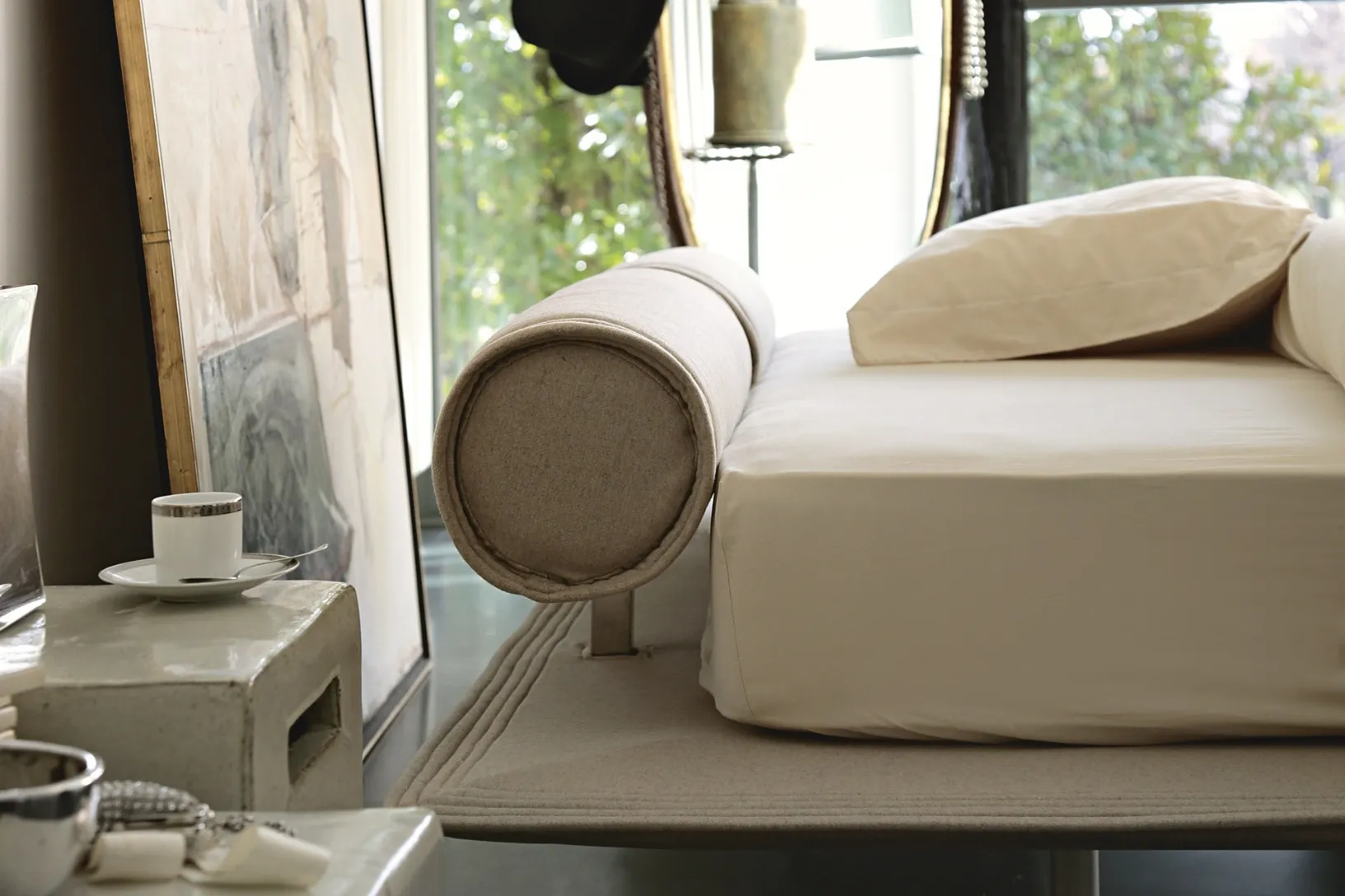 Letto in tessuto con testiera a rullo Flamingo di Noctis