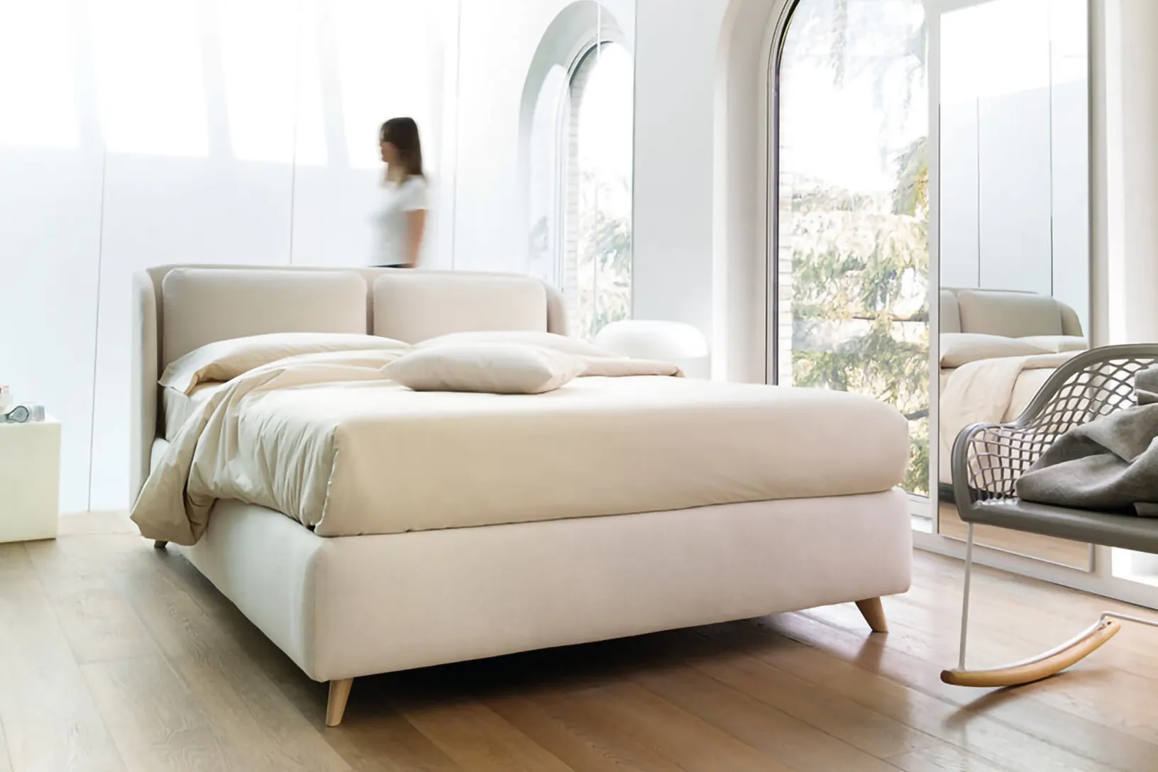 Letto in tessuto con testiera Hello di Noctis
