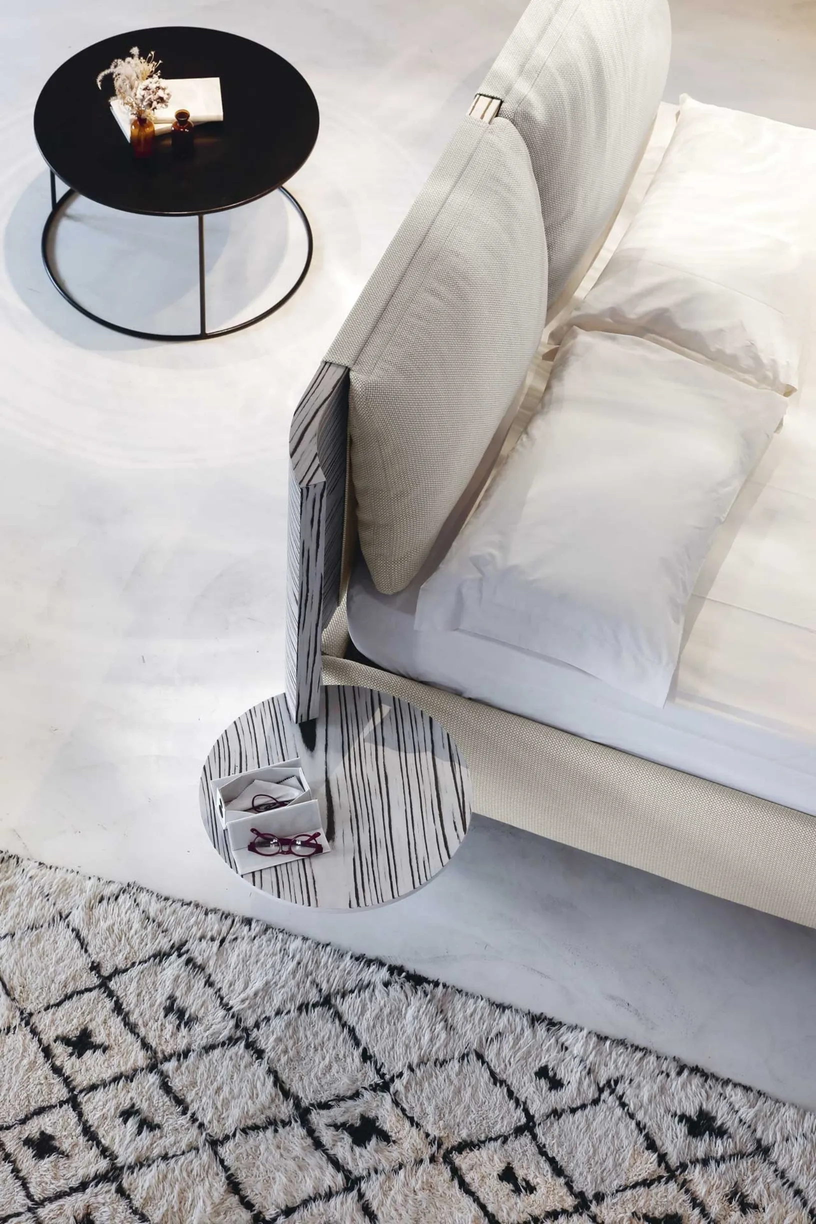 Letto con testiera in legno leggermente curvata e rivestita da un pannello imbottito Hug 01 Pillows di Noctis