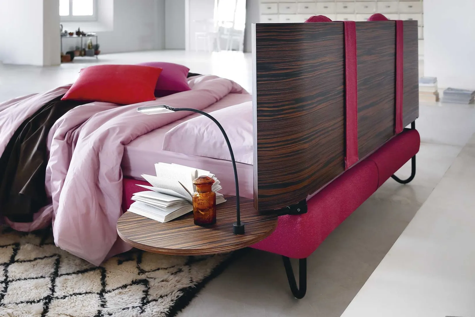 Letto matrimoniale con testiera in legno leggermente curvata Hug 01 Round di Noctis