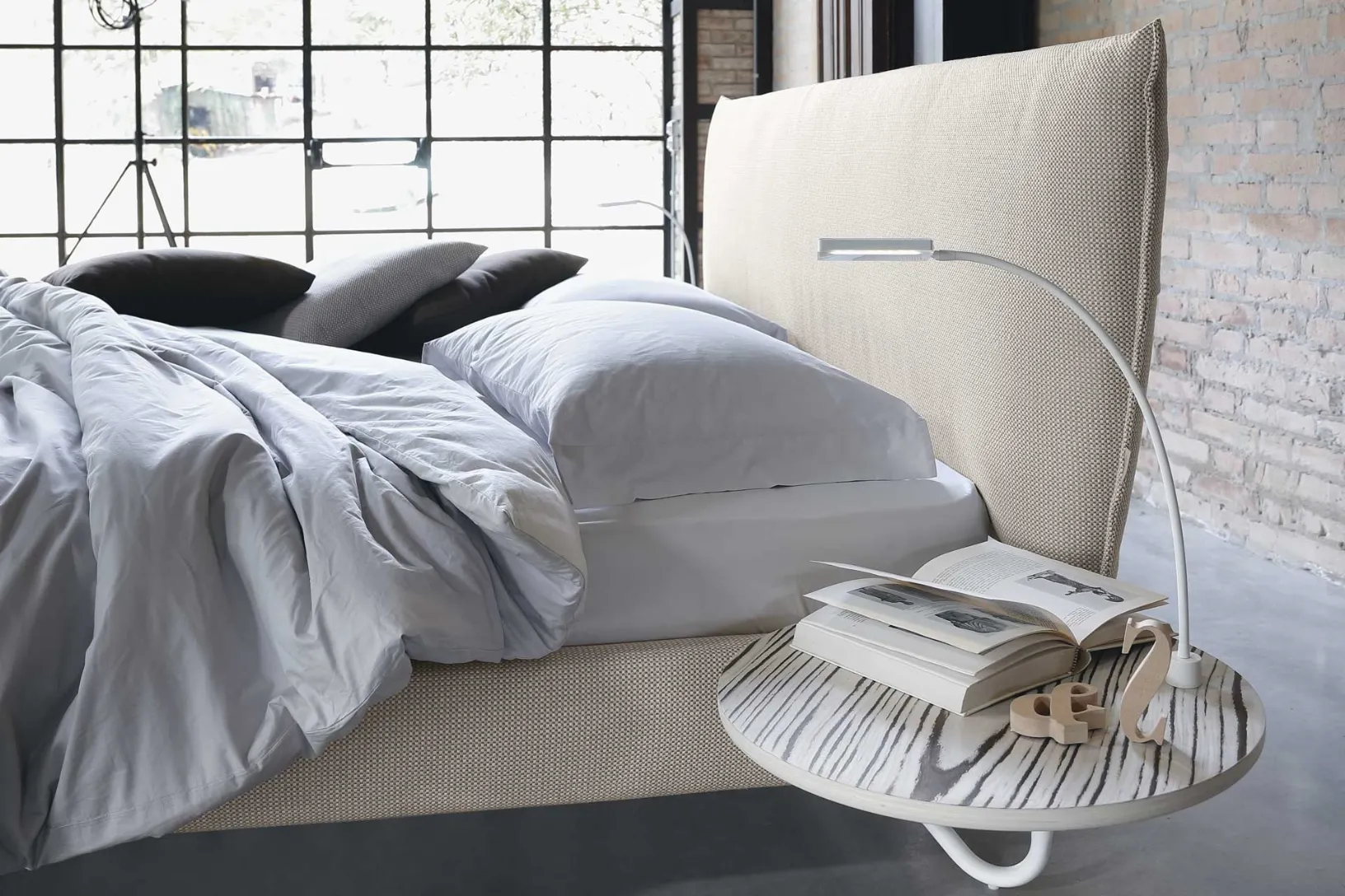 Letto matrimoniale imbottito Hug 04 Soft di Noctis