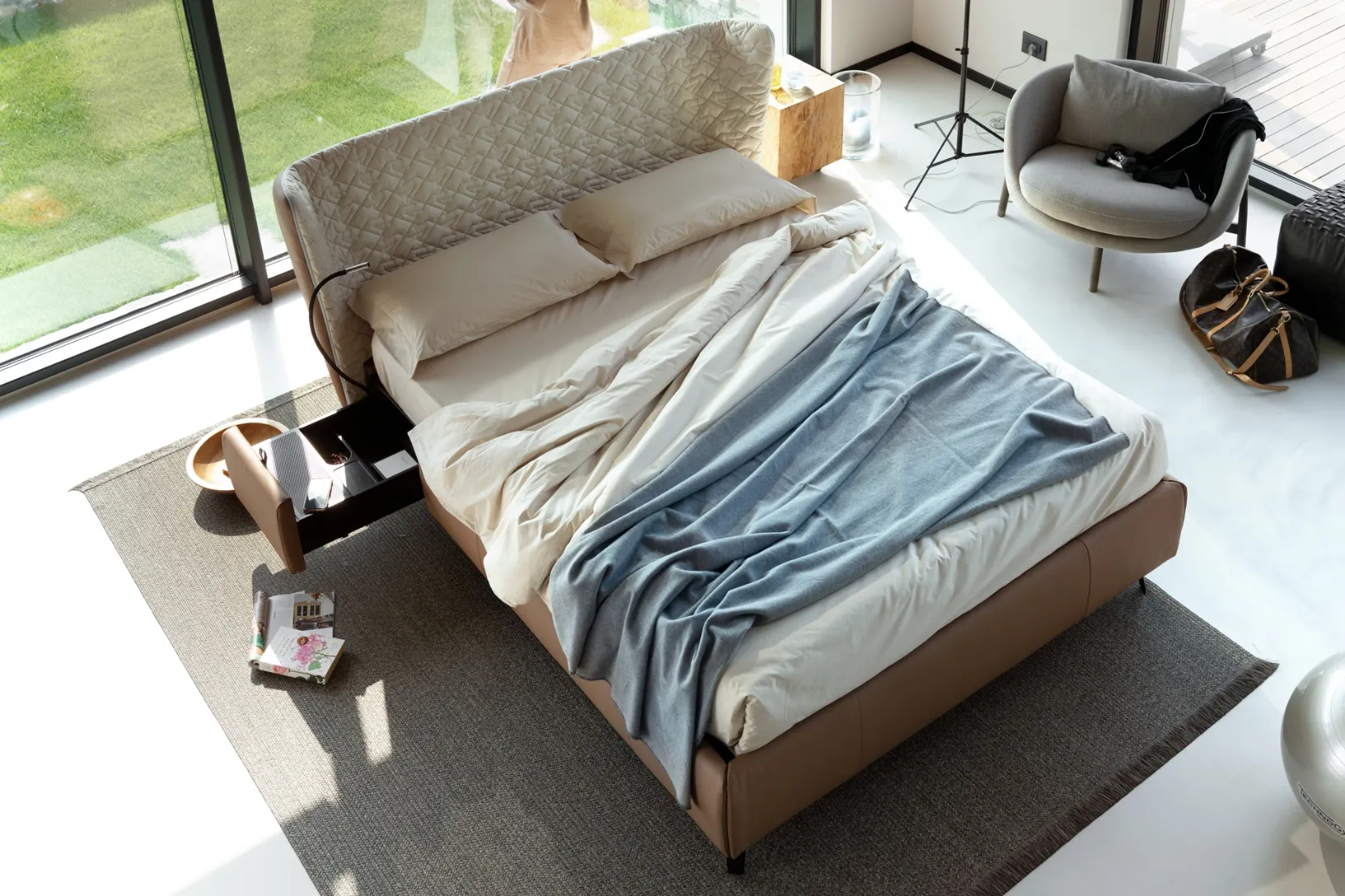 Letto in ecopelle con testiera curva e contenitore Leonte di Noctis