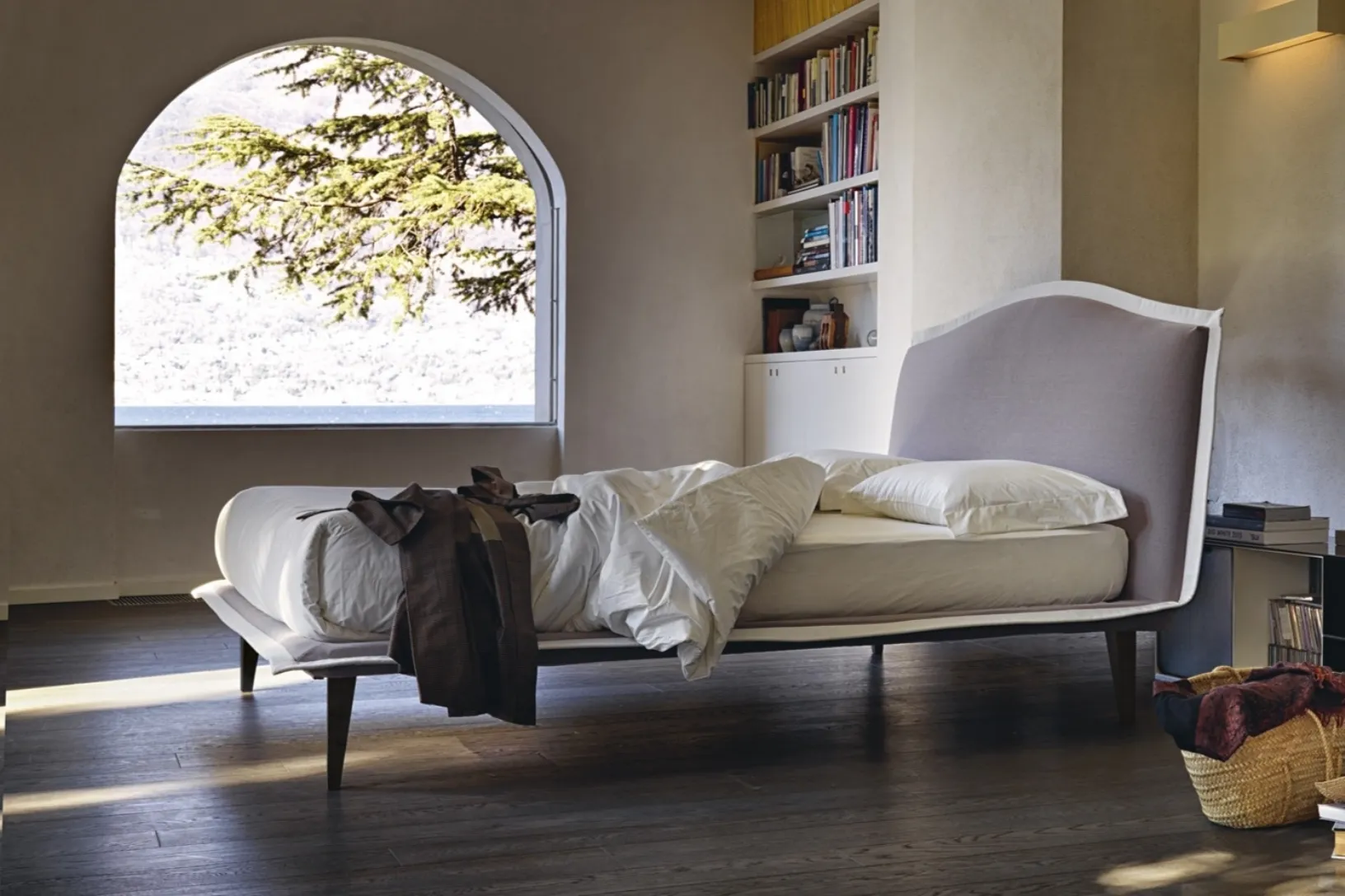 Letto con testiera sagomata in tessuto con bordo a contrasto Lyle Voulant di Noctis