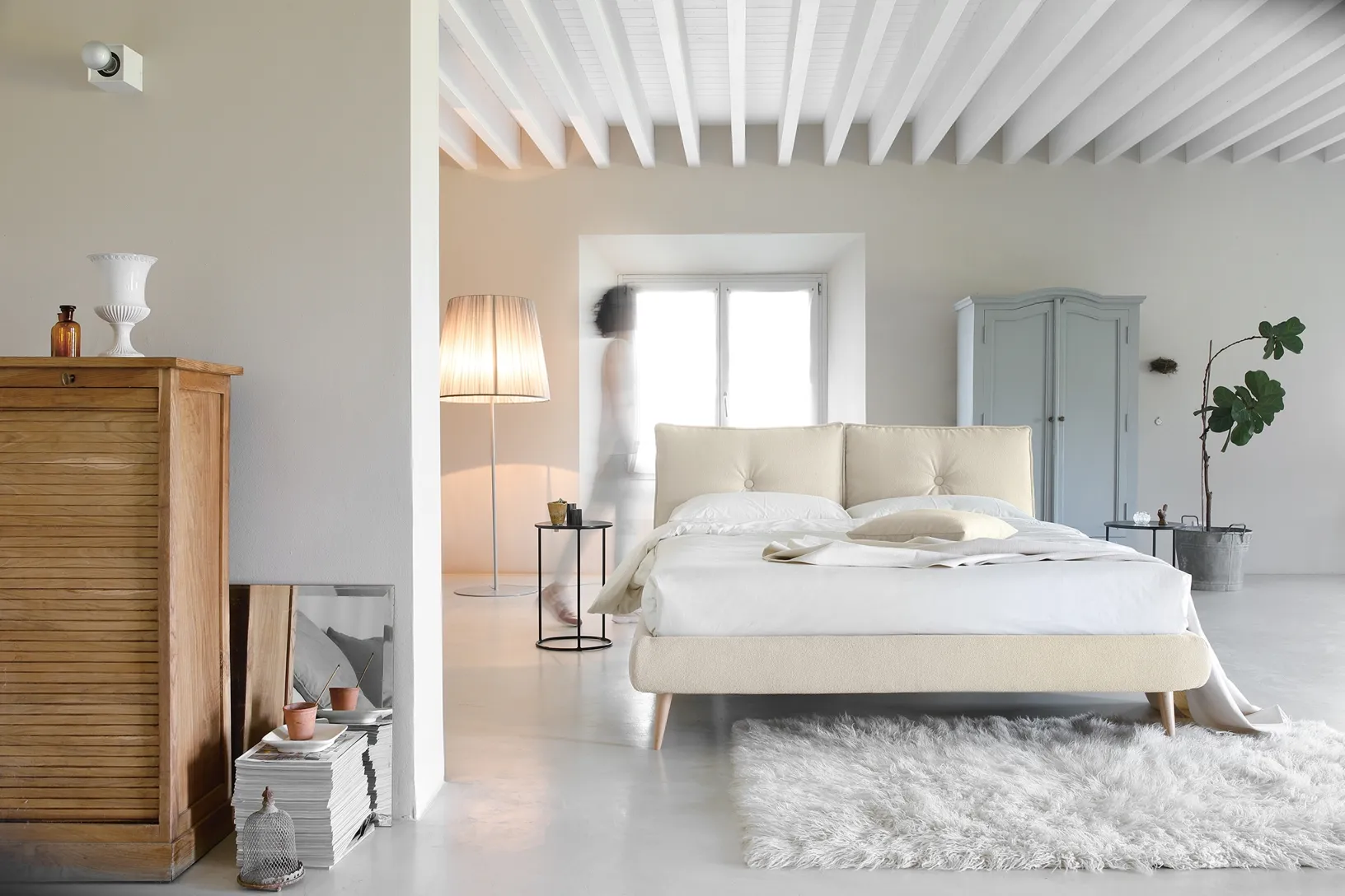 Letto matrimoniale imbottito con testiera So Lively di Noctis