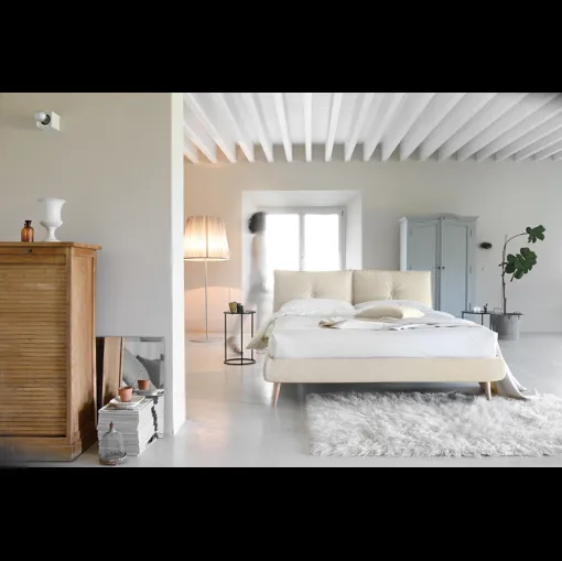 Letto matrimoniale imbottito con testiera So Lively di Noctis