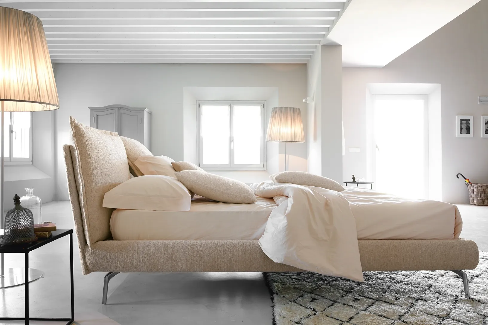 Letto moderno con testiera in tessuto So Pop di Noctis