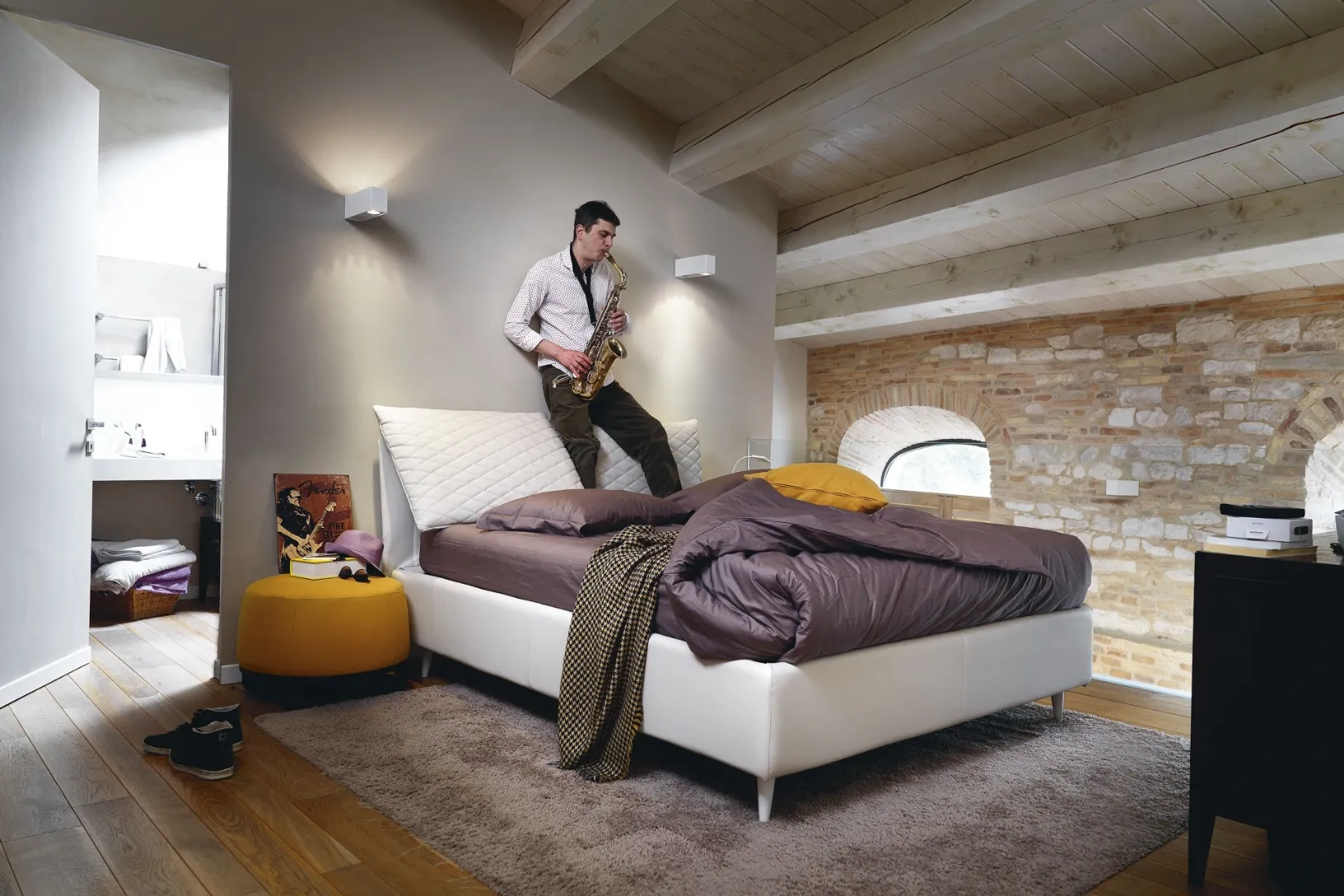 Letto matrimoniale in pelle con testiera regolabile So Regular di Noctis