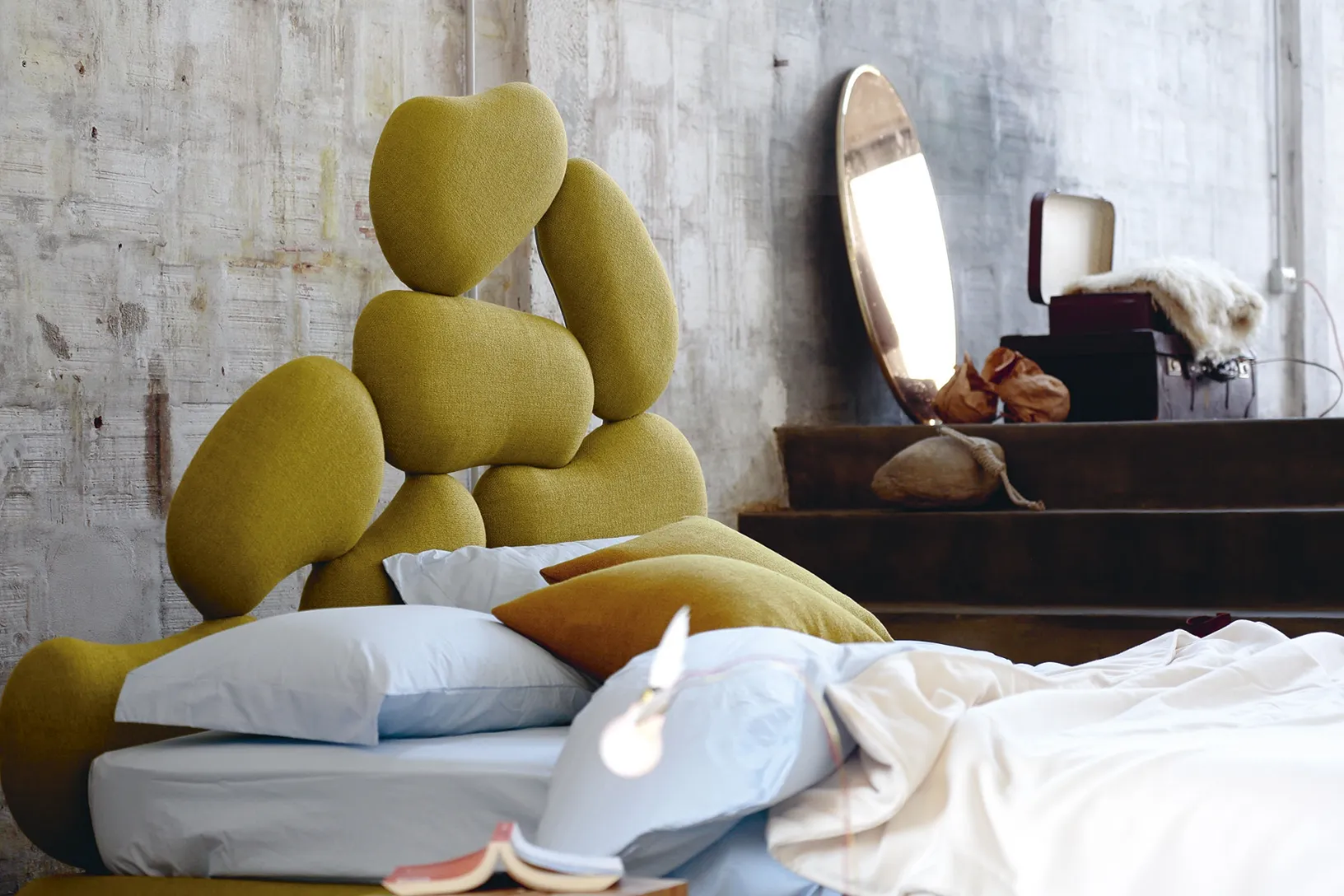 Letto con testiera scultura di design Stones di Noctis