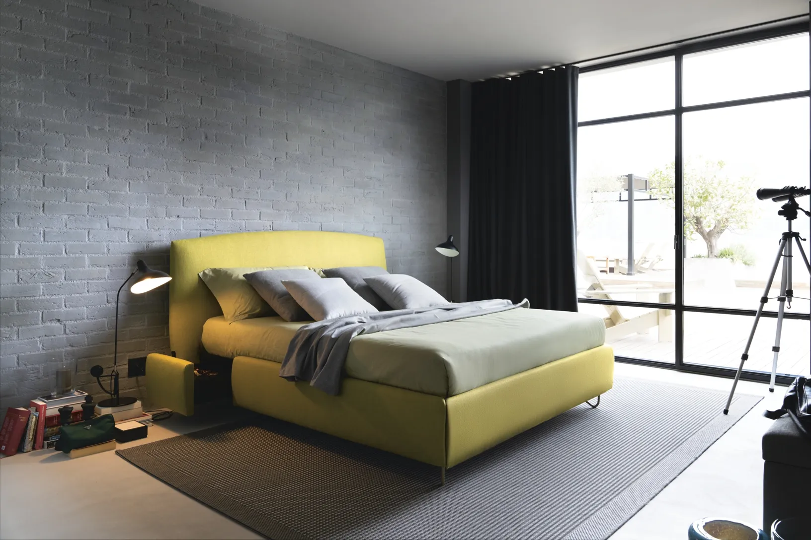 Letto in tessuto imbottito con contenitore Sula di Noctis