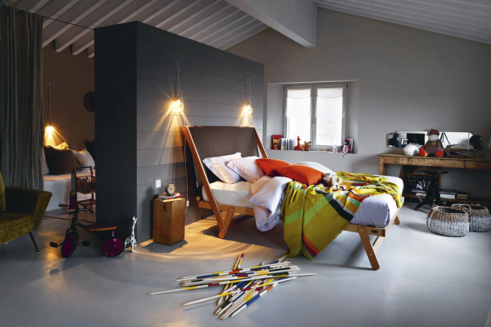 Letto moderno in legno e tessuto con testiera Tolò High di Noctis