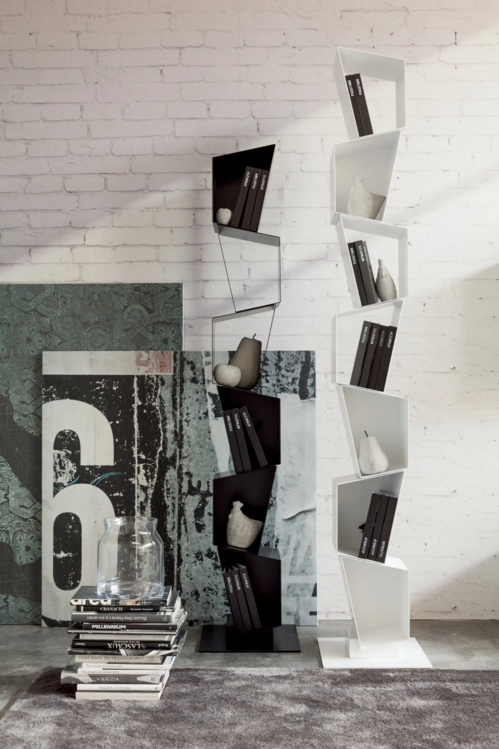 Libreria componibile Su in metallo verniciato Nero e Bianco di Ronda Design