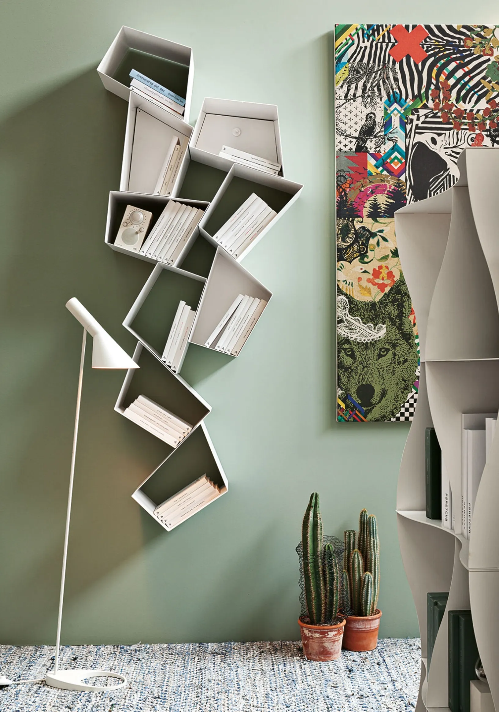 Libreria scultorea in metallo verniciato W Su Line di Ronda Design