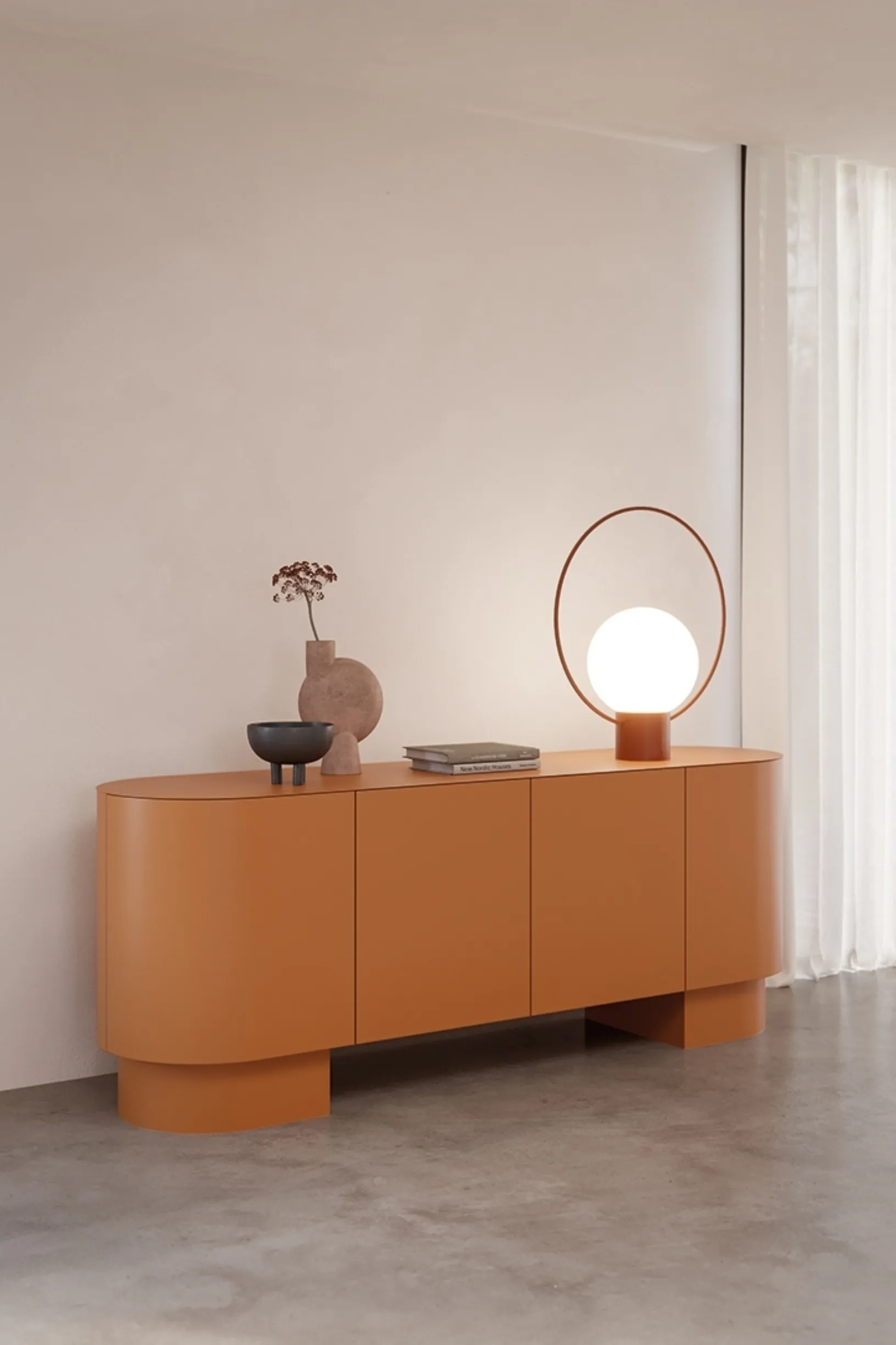 Madia Asteria in legno laccato con top e piedi in metallo di Ronda Design