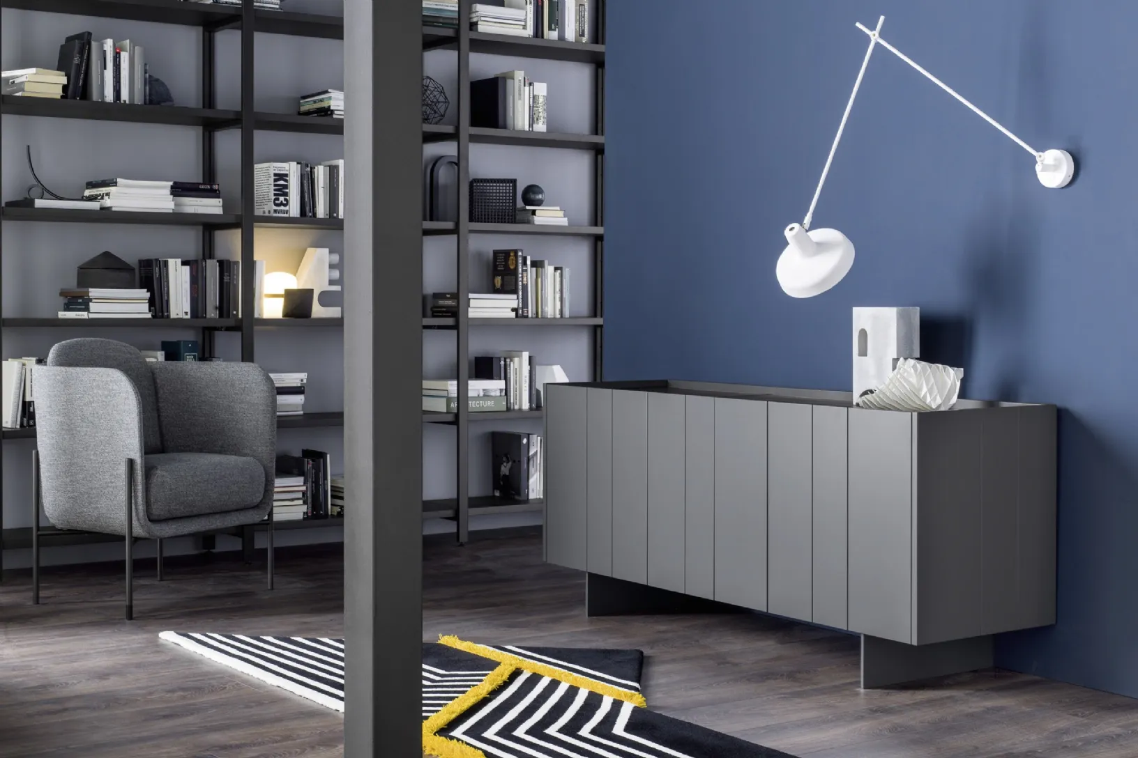Madia Stripe in laccato grigio opaco di Novamobili