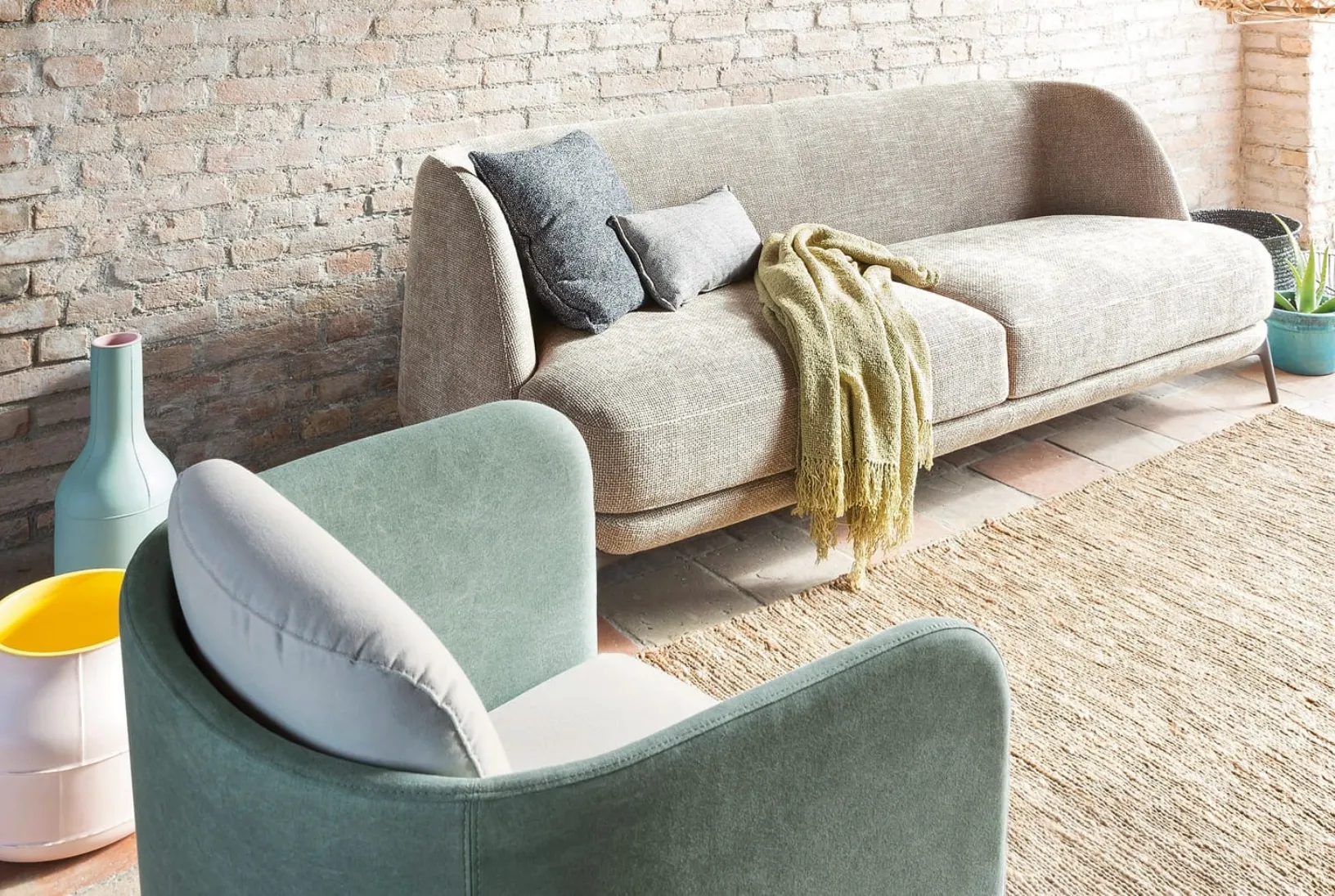 Divano lineare Velvet in tessuto di Novamobili
