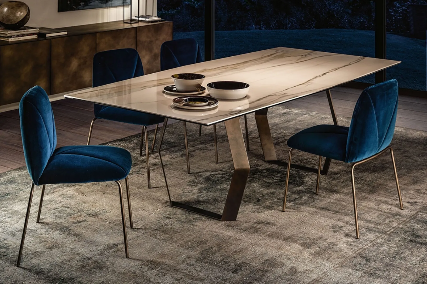 Sedia Mantra in velluto con gambe in metallo di Ronda Design