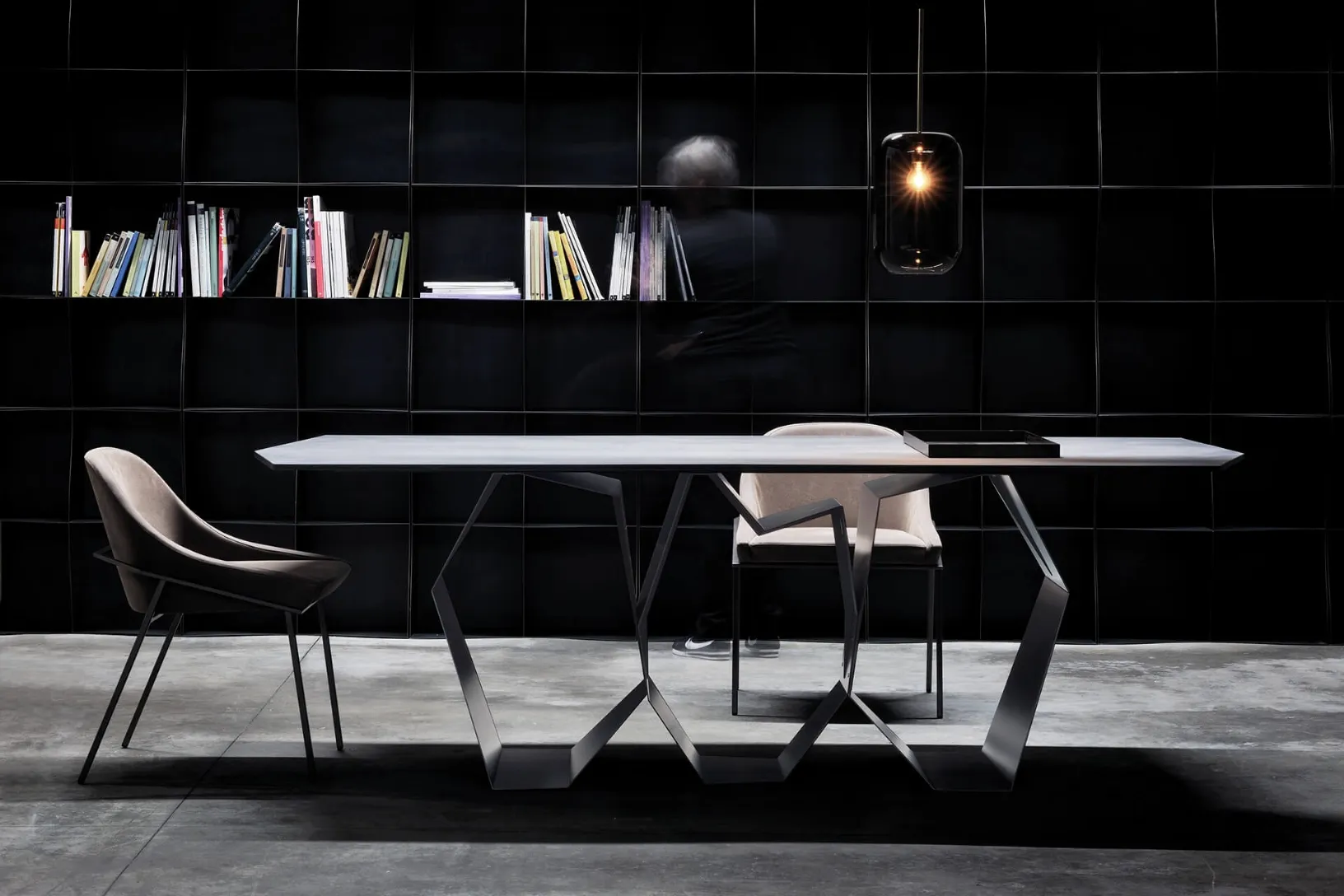 Tavolo di design Quasimodo con top dalla forma irregolare in ceramica e base in metallo di Ronda Design